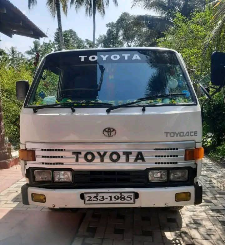 Toyota Dyana crew cab