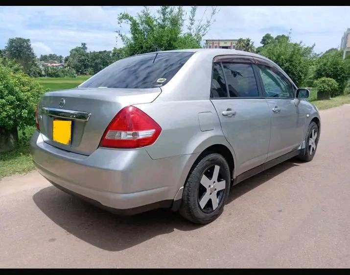 Nissan tiida  latio